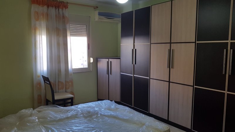 Jepet me qera Apartamenti 2+1 600 euro , rruga e Kosovareve prane Karburantit.