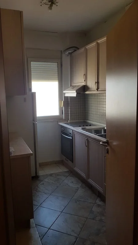 Jepet me qera Apartamenti 2+1 600 euro , rruga e Kosovareve prane Karburantit.