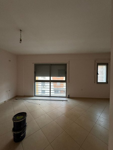 Jepet me qera Apartamenti 2+1 350 mije leke Bosh, rruga 5 Maj Concord Center.