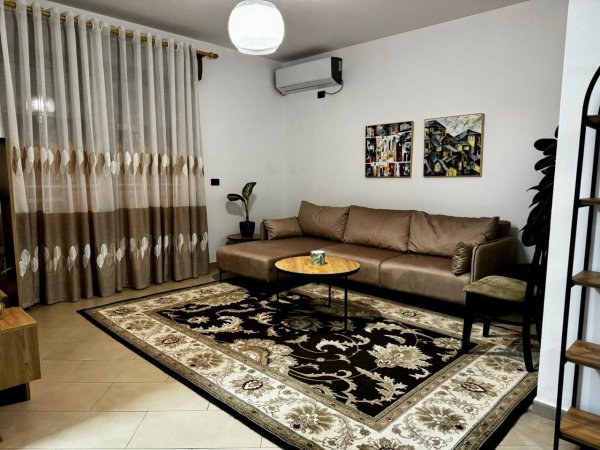 Apartament 2+1 me qera ne Qender 1000 euro