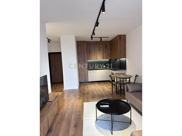 Apartament 1+1 me qera buze rruges kryesore ne rrugen e Dibres perballe Ministrise se Mbrojtjes, afer Shkolles se Bashkuar.