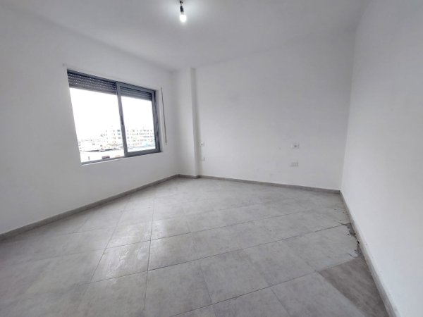 Shitet Apartament 1+1 tek Parku Vala (ish Fusha e Reres), Durres