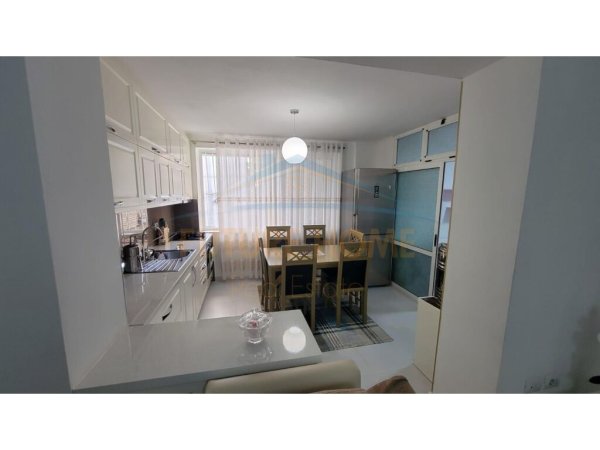 Shitet Apartament 3+1+2 21 Dhjetori, Tirane