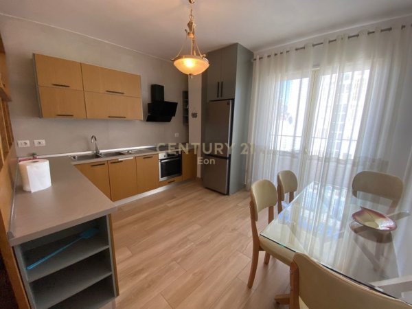 Apartament 2+1 për shitje te Rruga re e Portit!