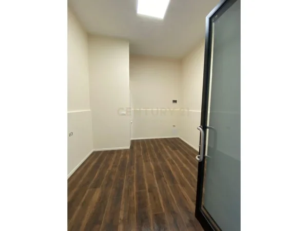 SHESIM AMBIENT KOMERCIAL TE KOMUNA E PARISIT !