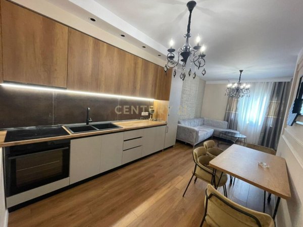 KOMUNA E PARISIT, JEPET ME QIRA APARTAMENT 2+1+2.