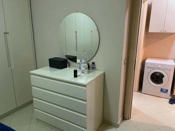 Jepet me qera Apartamenti 1+1 420 euro, prane kompleksit Delijorgji ngjitur me Hotel Hilton.