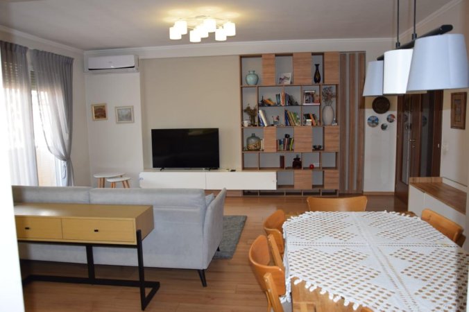 Jepet me qera Apartamenti 3+1+2 850 mije leke  , rruga Hoxha Tahsim 5 minuta large Pazarit te Ri.