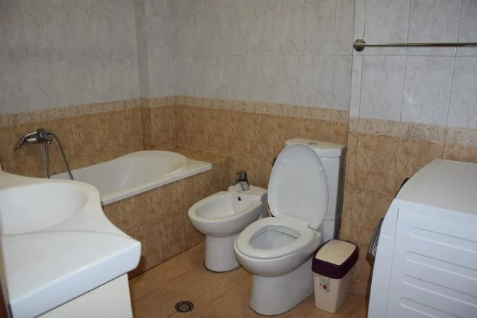 Jepet me qera Apartamenti 3+1+2 850 mije leke  , rruga Hoxha Tahsim 5 minuta large Pazarit te Ri.