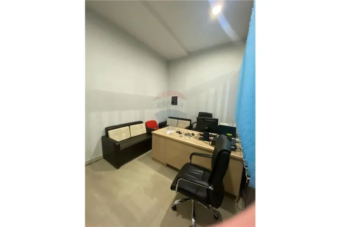 Ambient komercial me qera tek Rruga e Kavajes