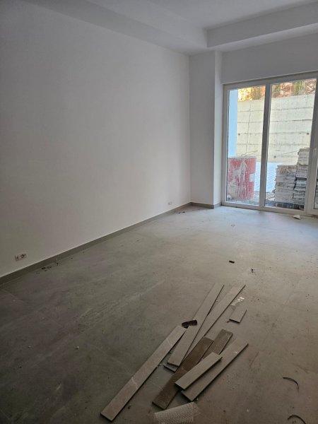 SHITJE URGJENTE... APARTAMENT 3+1 TE SHKOLLA E KUQE