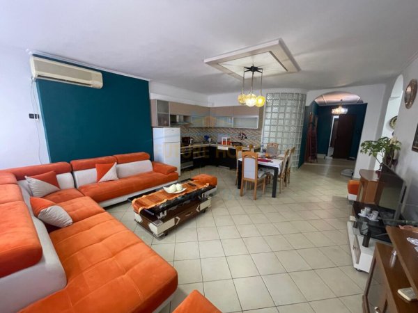 Shitet, Apartament 3+1, Rruga e Kavajes, Tirane. LI38369