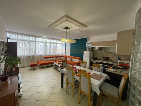 Shitet, Apartament 3+1, Rruga e Kavajes, Tirane. LI38369