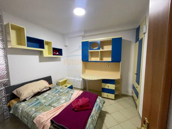 Shitet, Apartament 3+1, Rruga e Kavajes, Tirane. LI38369