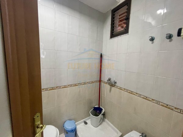 Shitet, Apartament 3+1, Rruga e Kavajes, Tirane. LI38369