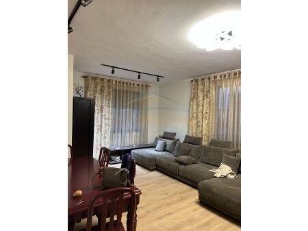 Shitet, Apartament 3+1+2, Rruga Hoxha Tahsim, prane Pazarit te Ri, Tiranë.  AREA38390
