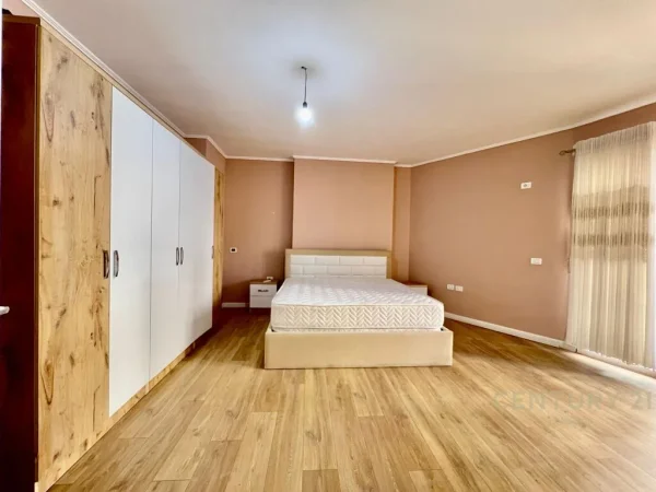 SHESIM, APARTAMENT MODERN 3+1+2 me 2 POSTE PARKIMI‼️