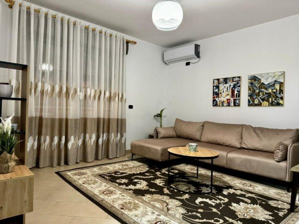 Jepet Me Qera Apartament 2+1+2 Ne Qender[ID P02101]