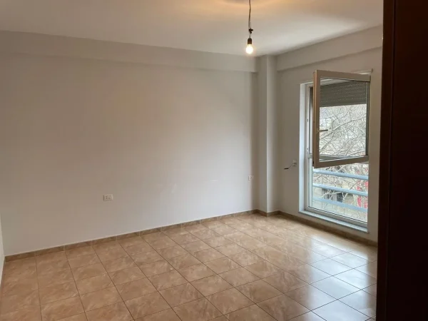 Ambient me qera i pershtatshem per biznes prane Liceut Artistik, Tirane ‼️⁠