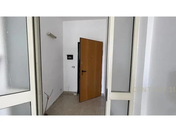 JEPET ME QERA AMBIENT KOMERCIAL NE QENDER TE DURRESIT!