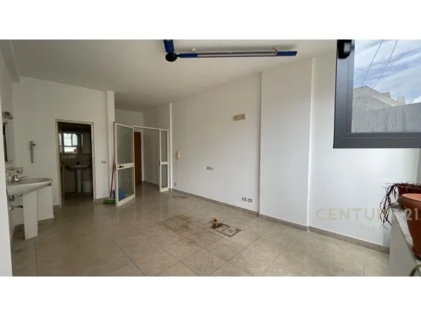 JEPET ME QERA AMBIENT KOMERCIAL NE QENDER TE DURRESIT!