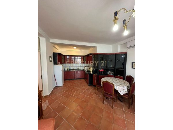 Jepet me qera apartament 2+1 tek Poliklinika