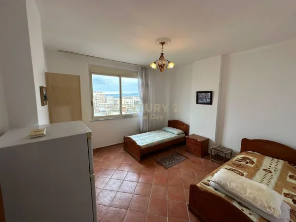 Jepet me qera apartament 2+1 tek Poliklinika