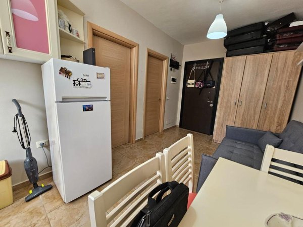 Jepet me qera Apartamenti 1+1 390 euro , Liqeni i thate Rruga Peti.