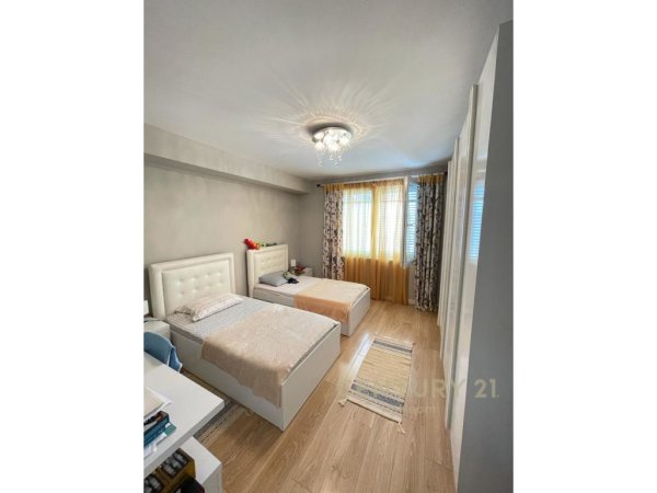 Shitet Apartament 3+1+3 ,21 Dhjetori !