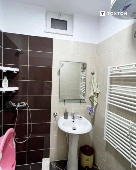 JEPET ME QERA APARTAMENT 2+1+2 POSTE PARKIMI, FRESK.