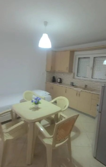 Shitet Apartament 1+1 në Sarandë, Rruga "Mitat Hoxha", tek Pllakat