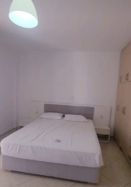 Shitet Apartament 1+1 në Sarandë, Rruga "Mitat Hoxha", tek Pllakat