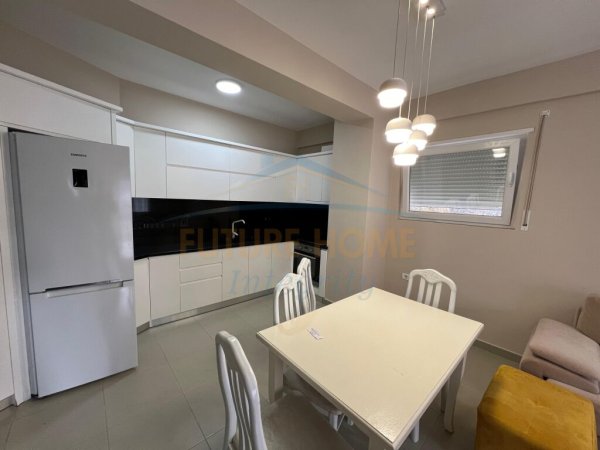 Qera, Apartament 2+1+2+Post parkimi, Kopshti Botanik, Tiranë.
500 €