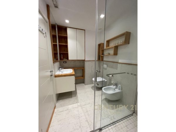 Komuna e Parisit,Qira, Apartament 3+1+2 me 2 poste parkimi