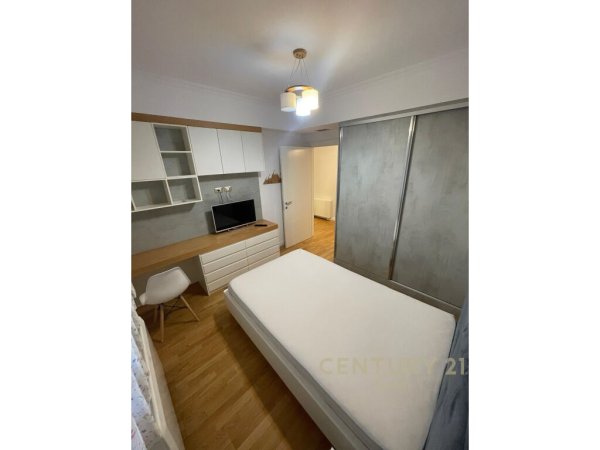 Komuna e Parisit,Qira, Apartament 3+1+2 me 2 poste parkimi