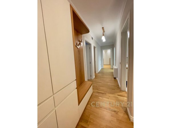 Komuna e Parisit,Qira, Apartament 3+1+2 me 2 poste parkimi