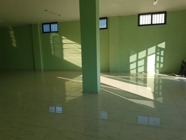 Jepet ambjent biznesi 250 m2 me qera + 400 m oborr ne Mëzes Kodër