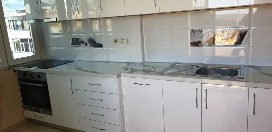 Apartament 1+1 ne rrugen Kongresi i Manastirit ngjitur me gjimnazin Cajupi, Qiraja 400 euro/muaj