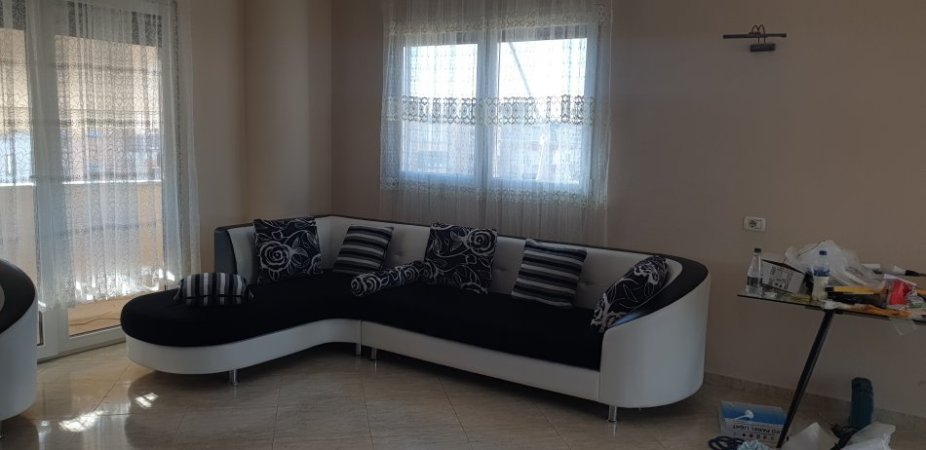 Apartament 1+1 ne rrugen Kongresi i Manastirit ngjitur me gjimnazin Cajupi, Qiraja 400 euro/muaj