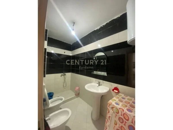 SHITET APARTAMENT 2+1 NE VIJE TE PARE ME DETIN QERRET !!