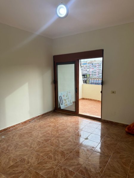 Jepet me qera Apartamenti 2+1 400 mije leke Bosh , Komuna Parisit (pasticeri Nefeli)