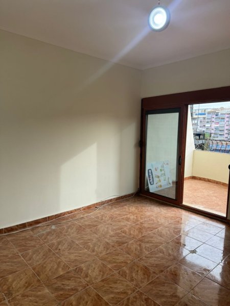 Jepet me qera Apartamenti 2+1 400 mije leke Bosh , Komuna Parisit (pasticeri Nefeli)