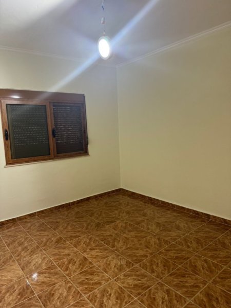 Jepet me qera Apartamenti 2+1 400 mije leke Bosh , Komuna Parisit (pasticeri Nefeli)