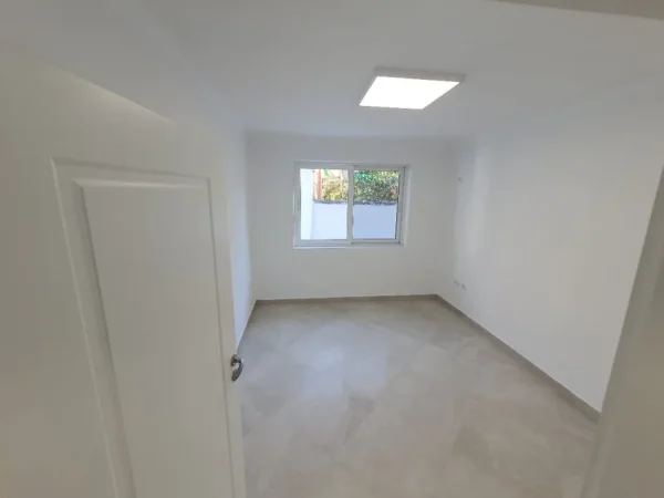 Jepet Me Qera Ambient Biznesi/ Zyre Ne Qender (ID BZ2280) Tirane