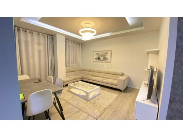 Jepet me qira, apartament 2+1+2 i vendosur tek Rruga e Elbasanit.