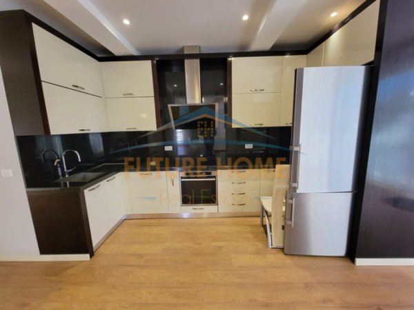 Shitet, Apartament 2+1, Pazari i Ri. 360,000 EURO