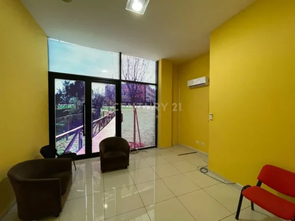 AMBIENT KOMERCIAL ME QIRA PRANE PARLAMENTIT, TIRANE!