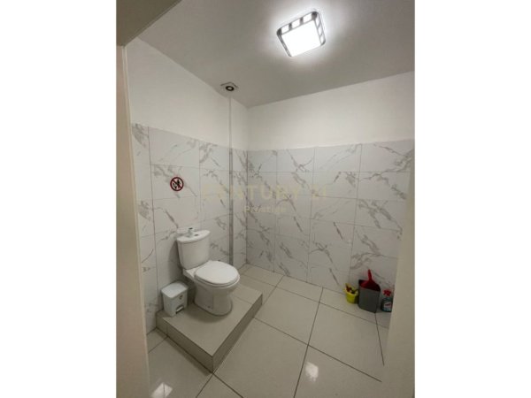 AMBIENT KOMERCIAL ME QIRA PRANE PARLAMENTIT, TIRANE!