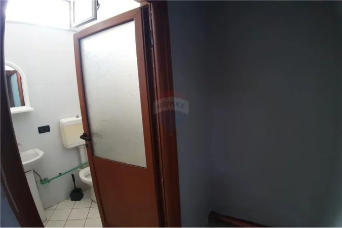 Shitet Dyqan prane shkolles Industriale,Vlore