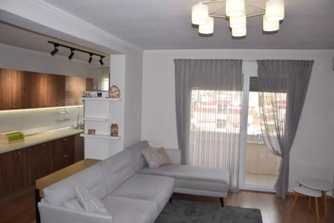 Jepet me Qera Apartament 3+2+3 tek Pazari i Ri